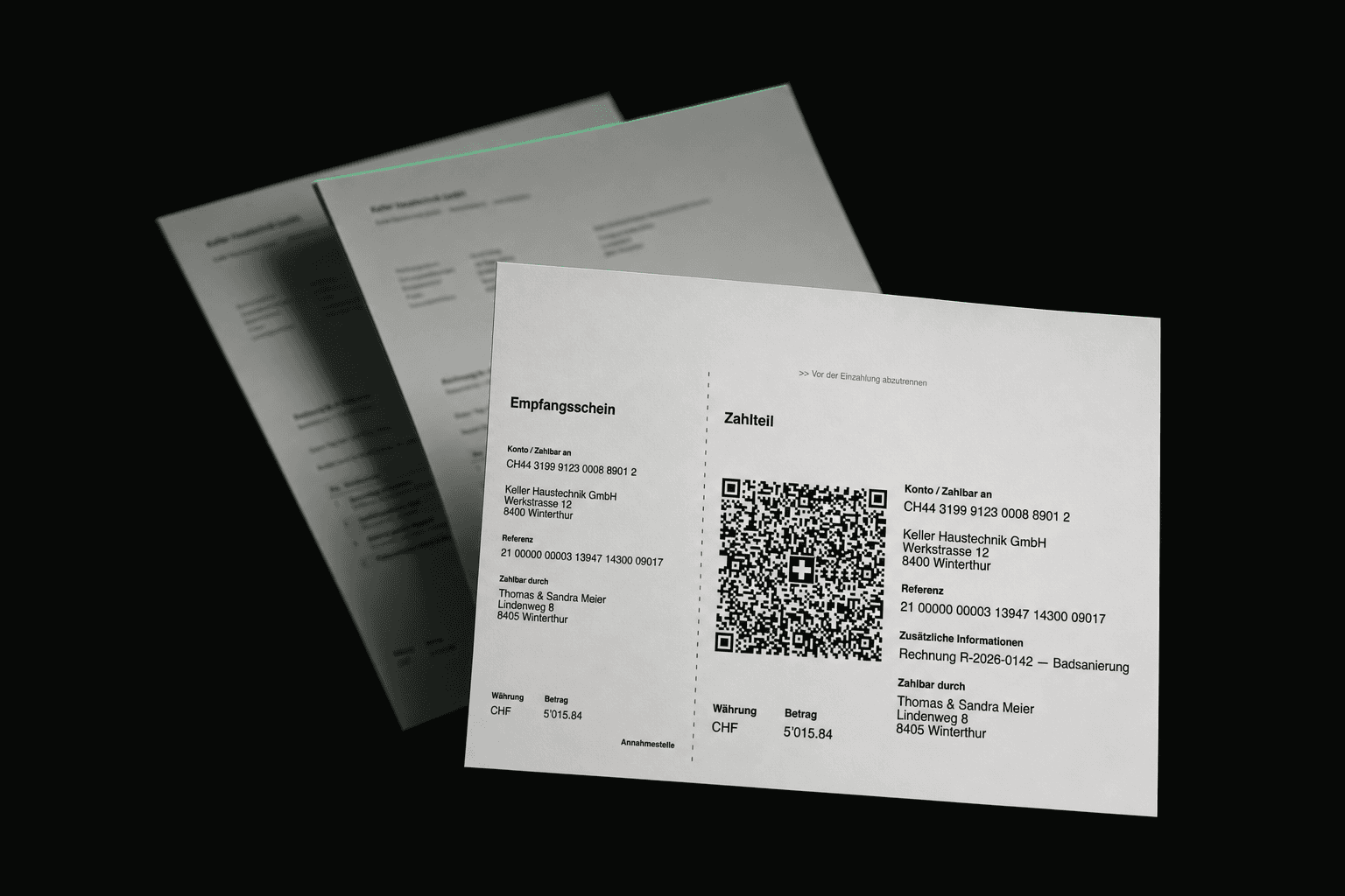 Ein Fächer aus drei Dokumenten; zuoberst liegt die zweite Seite der Rechnung mit dem QR-Zahlteil