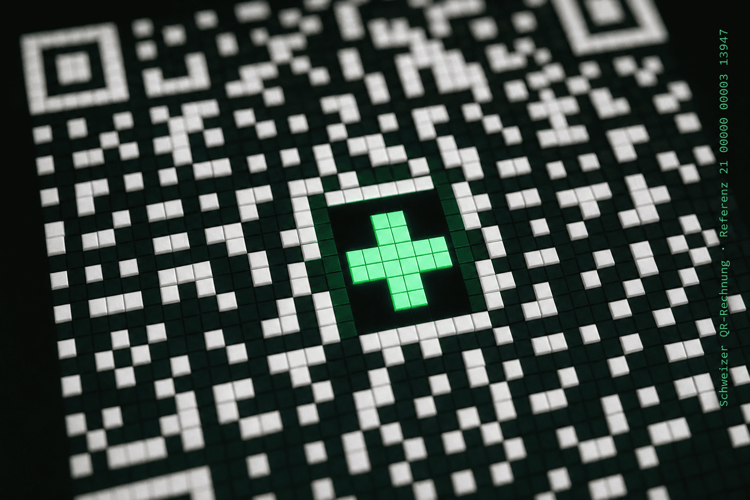 Makroaufnahme des QR-Codes einer QR-Rechnung mit leuchtendem Kreuz